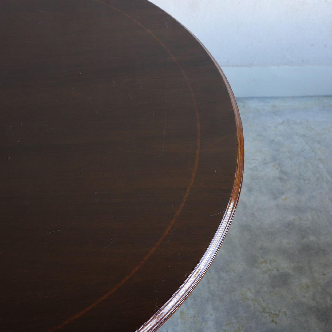 オーバルのテーブル　楕円形のテーブル