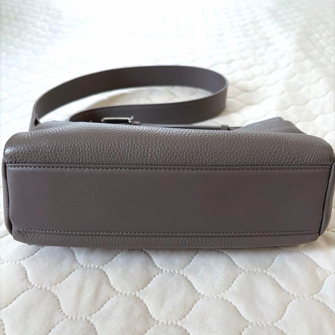 人気商品✴︎BEARDSLEY レザーボディバッグ　トープ　グレージュ