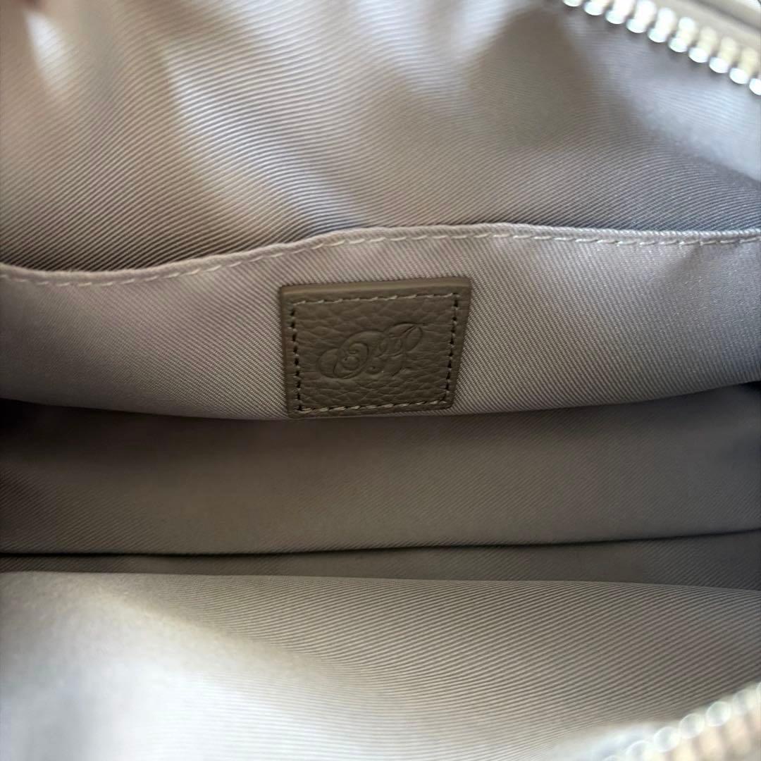 人気商品✴︎BEARDSLEY レザーボディバッグ　トープ　グレージュ