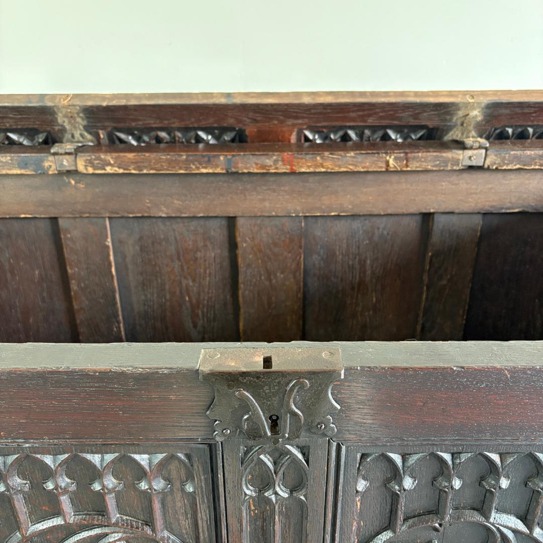 ゴシック様式 リネンフォールド ブランケットボックス