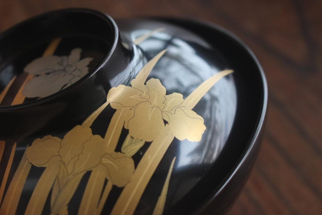 端正な黒漆に優美な杜若蒔絵の映えるお椀2点（検輪島塗山中塗蒔絵椀