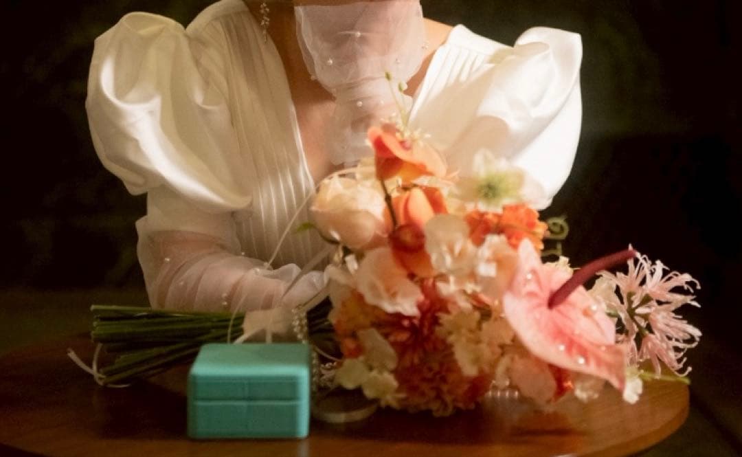 サテン　パフスリーブ　ウエディング　ドレス