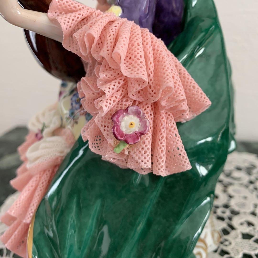 ドレスデン人形「楽器を弾く貴婦人とオウム」