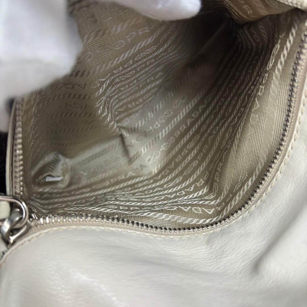 プラダ 三角ロゴ ショルダーバッグ ハンドバッグ 肩掛け Y2K ホワイト 白