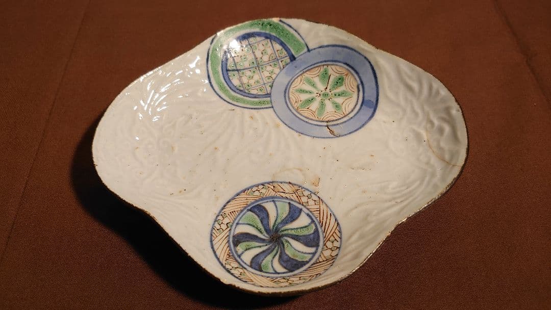 古九谷　九谷焼　江戸期　木瓜皿　陽刻　丸紋　参考書掲載文　コレクター放出品　１客 古九谷 九谷焼 江戸期 木瓜皿 陽刻 丸紋 参考書掲載文 コレクター放