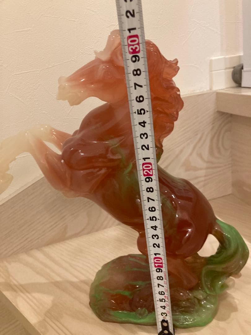 希少 馬の彫刻 赤と緑のグラデーション