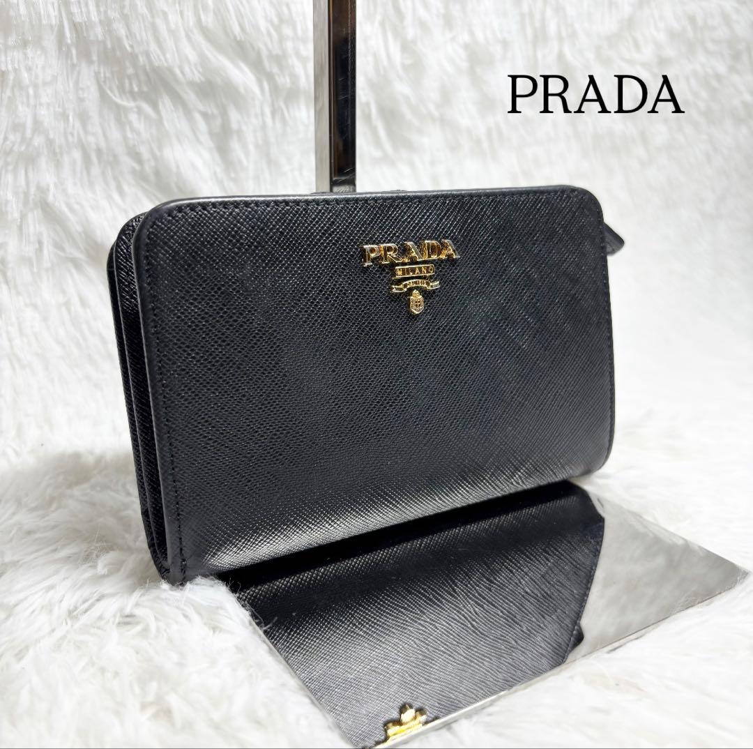 ✨美品✨ プラダ 二つ折り L字 サフィアーノ レザー ブラック 金具ロゴ 黒 希少プラダ 二つ折り財布 サフィアーノレザー ロゴ金具 ブラック