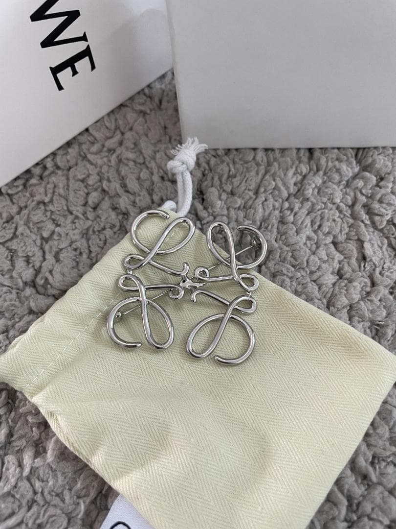 LOEWE シルバーブローチ ロゴモチーフ