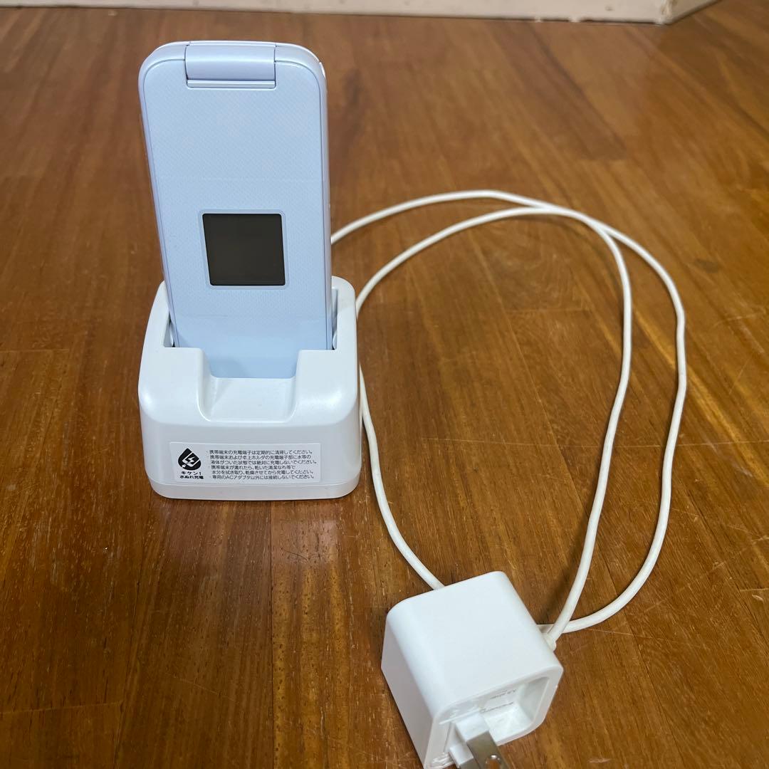 F-01M ホワイト 折りたたみ式携帯電話 本体(充電器一式) F-01M ホワイト 折りたたみ式携帯電話 本体 充電器付き