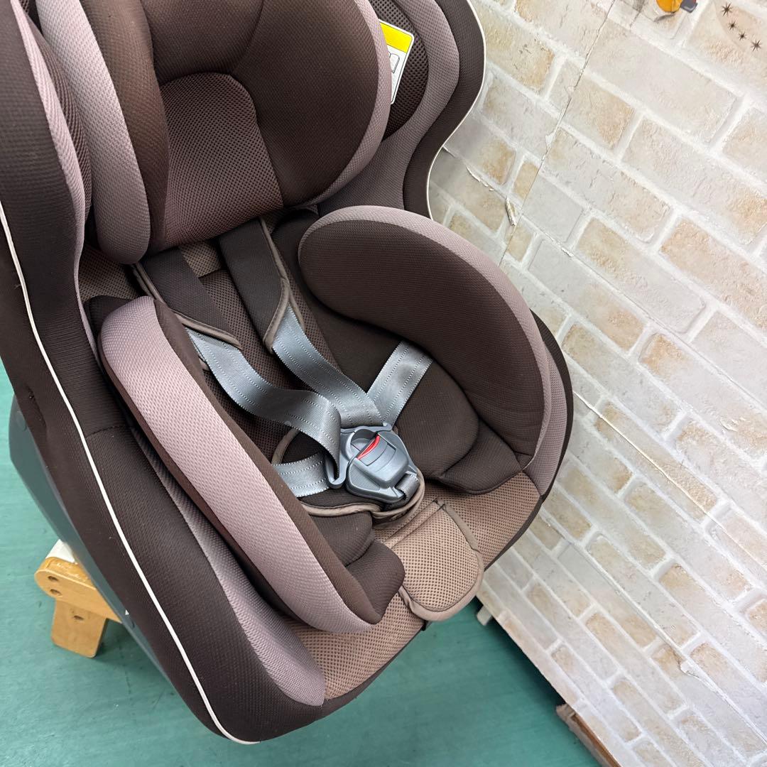 コンビ　ウィゴー　チャイルドシート 新生児から　日本製