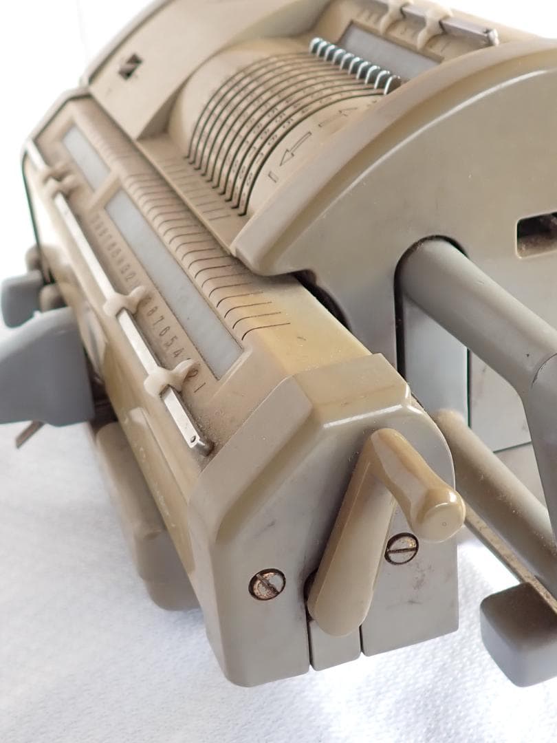 昭和レトロな手回し計算機 インテリアとしておすすめです。送料込