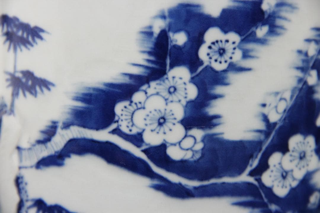 中国景徳鎮製 染付浮彫松竹梅文 水指 黒塗蓋付 茶道具 Eo21-20