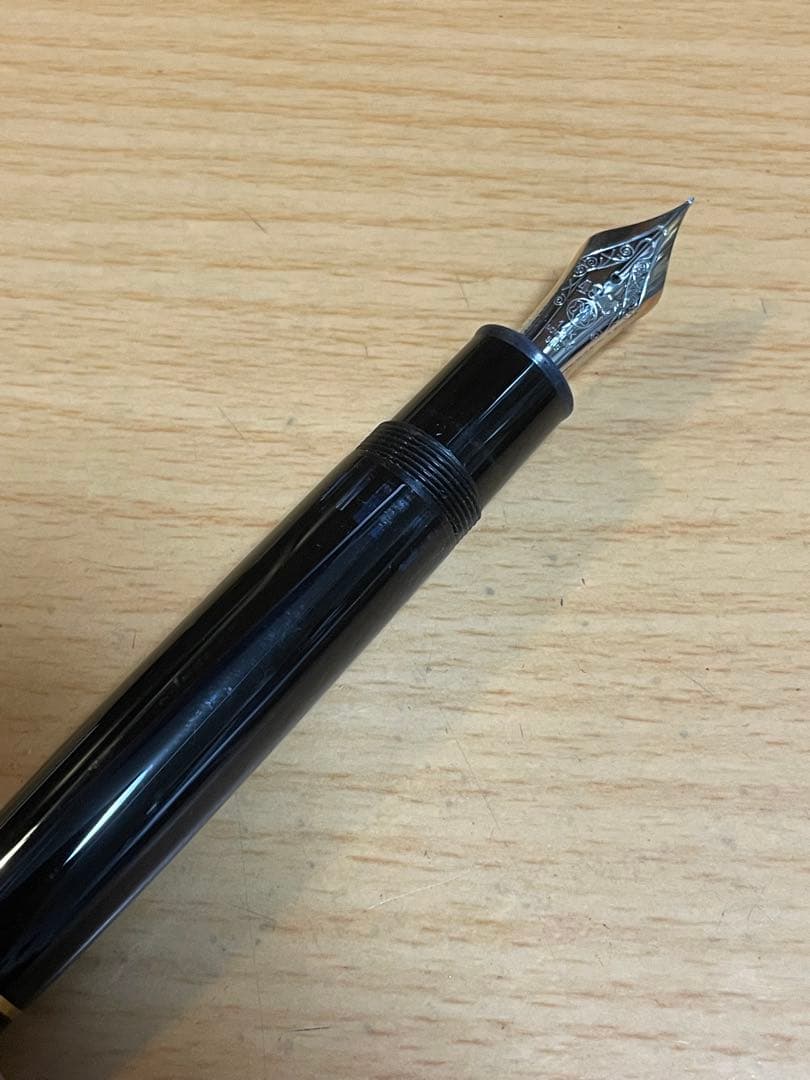 MONT BLANC 万年筆 黒 樹脂製 専用ケース付き
