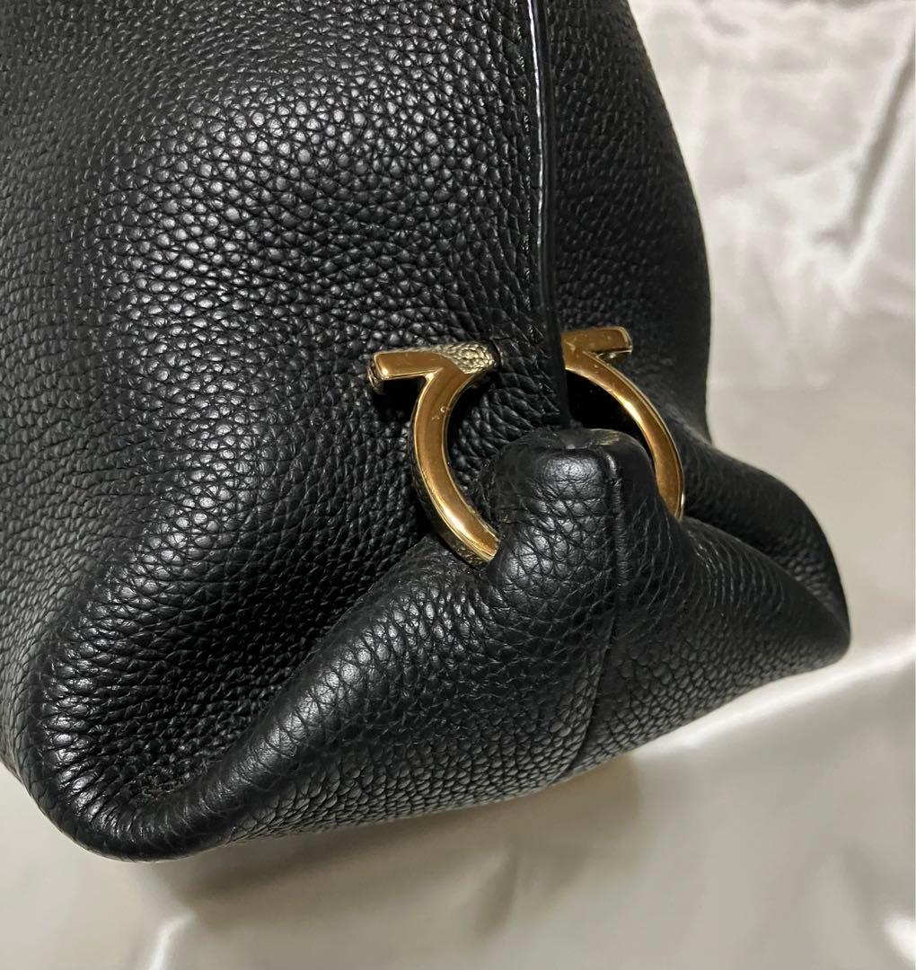 フェラガモ　レザー ブラック ショルダーバッグ