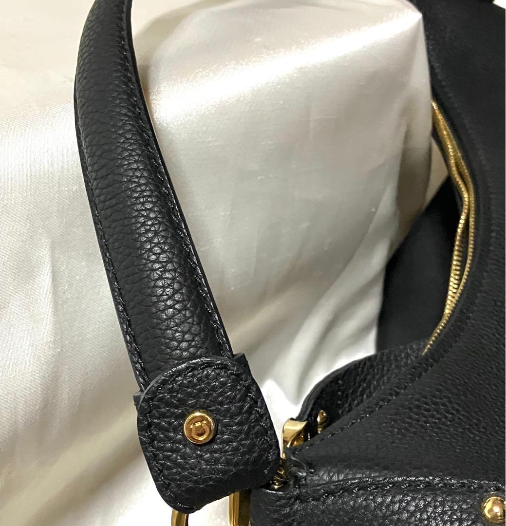 フェラガモ　レザー ブラック ショルダーバッグ