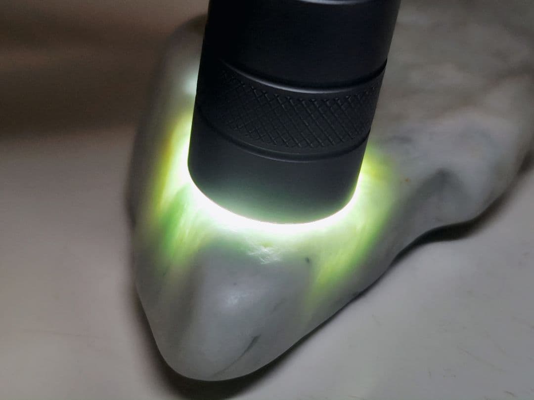 淡白緑 131g 翡翠 ヒスイ 原石 鑑賞石 自然石 誕生石 鉱物 鉱石 水石