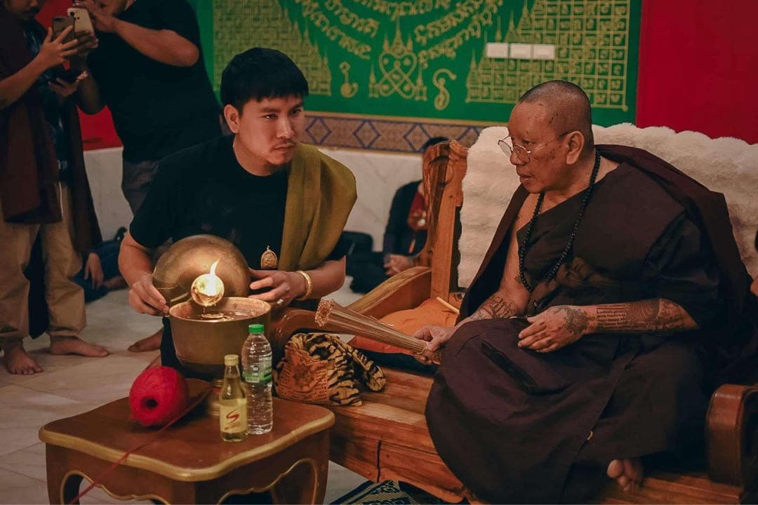 袈裟入り チャナイ師の伝説の虎王と秘術 プージャオサミンプラ