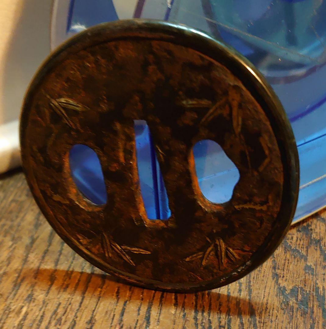 【刀装具】『銅覆輪鍍金笹図鉄地鍔』横7.4cm 縦7cm 厚さ4.1〜5.1mm