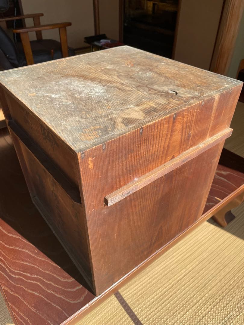 骨董品　希少　金箔装飾の黒漆塗り膳 収納箱付き