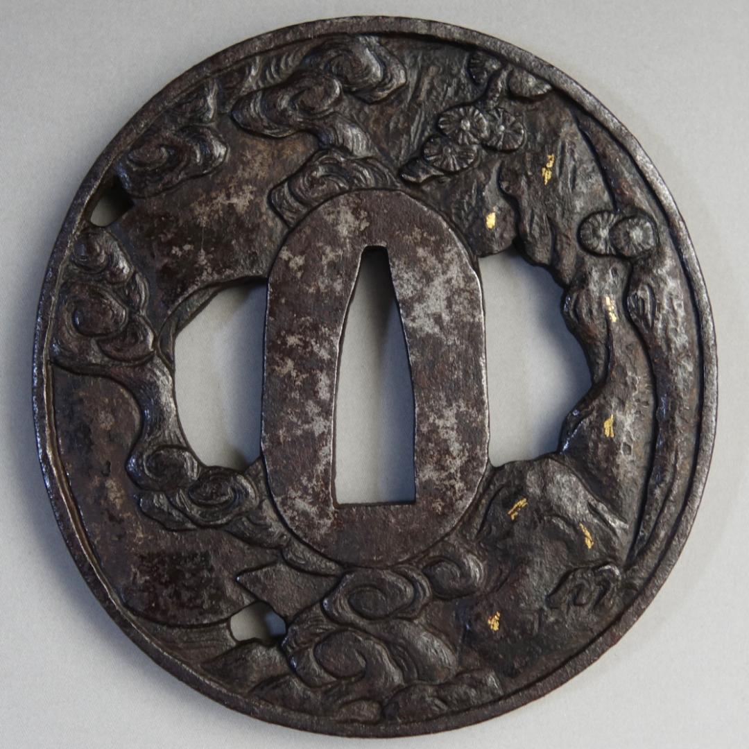 【 銅象嵌 岩窟賢人巻物図鍔 】 鍔 鐔 鉄地 刀装具 日本刀 武具 骨董