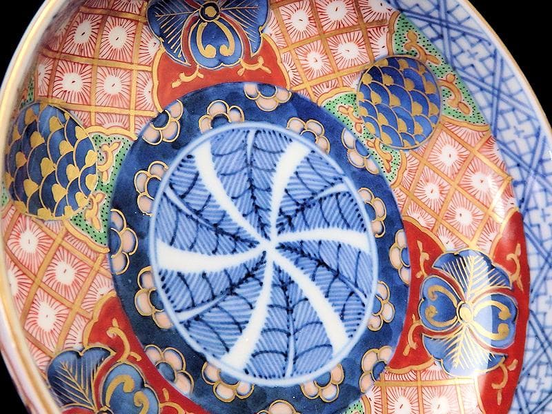 大聖寺伊万里 金襴手 菊花四方襷紋に丸紋の図 4寸皿