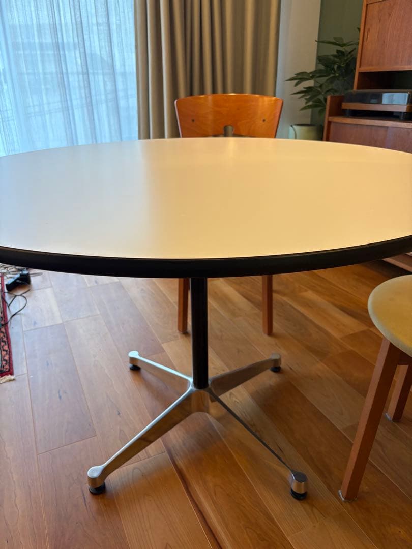 ハーマンミラー 円形 ダイニングテーブル 106.5×H70cm