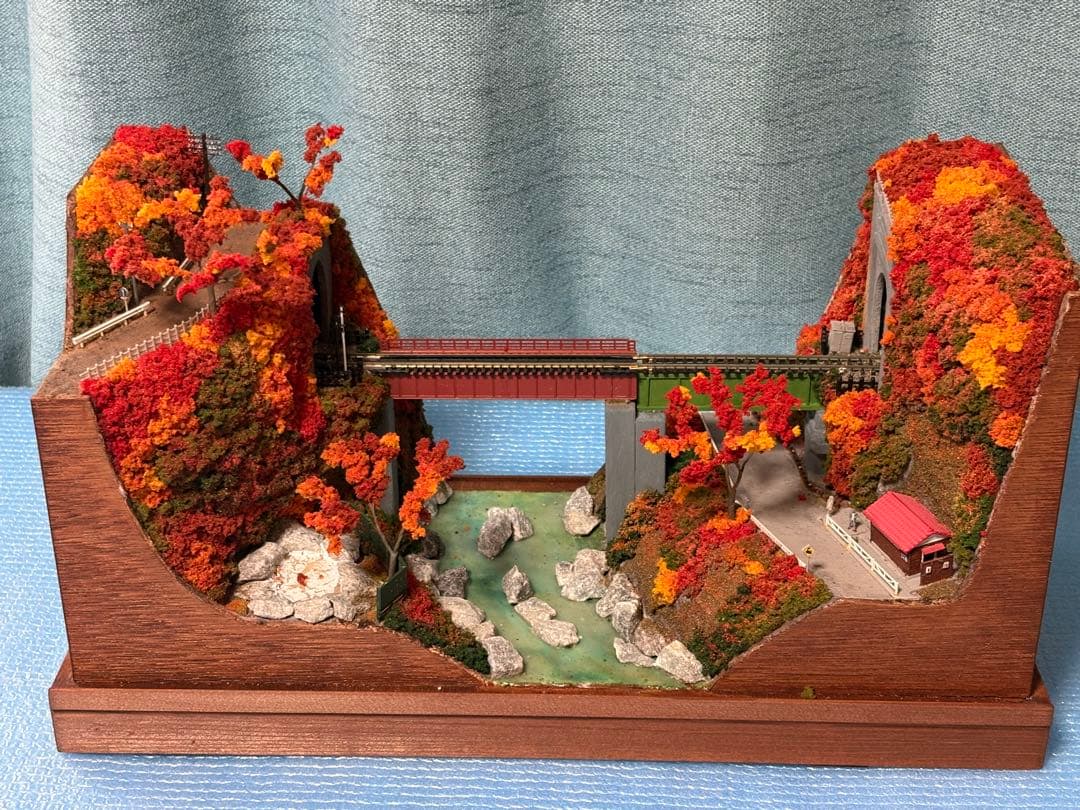 鉄道模型 ジオラマ　紅葉風景　(鉄道模型付き)