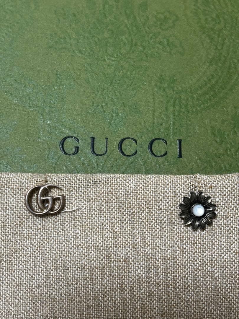GUCCI ロゴと花デザインのスタッドピアスの通販はau PAY マーケット