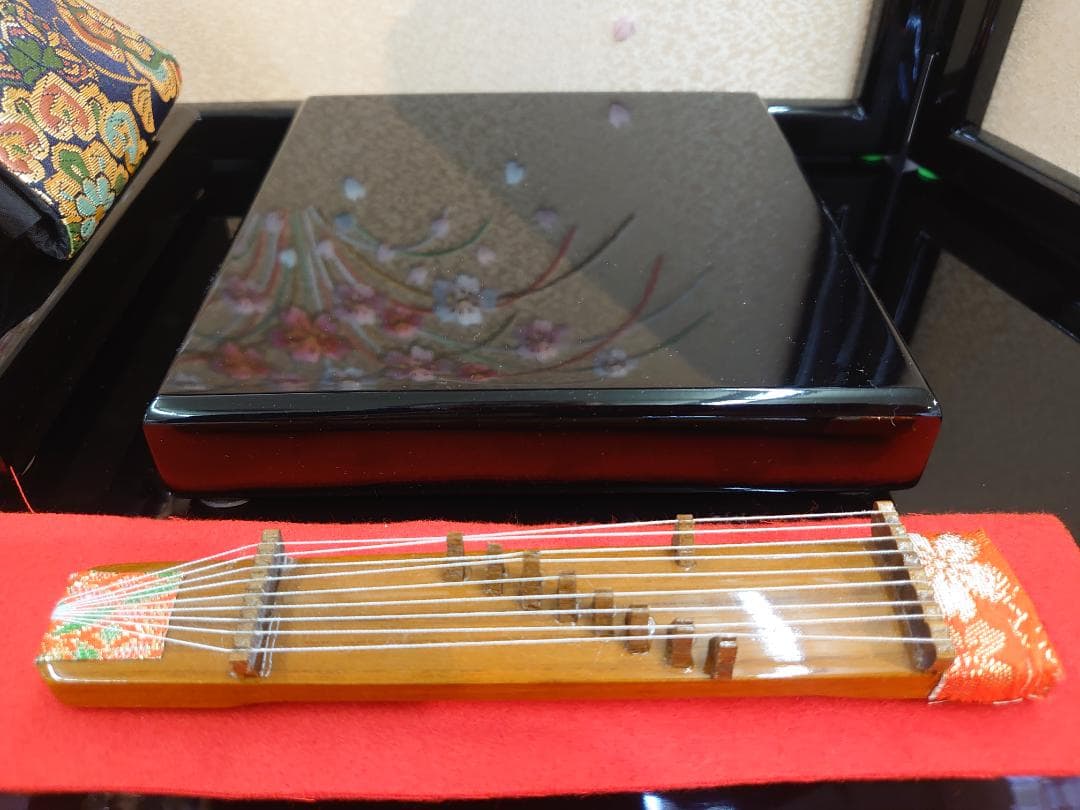 ●くみ●新品おひなさま●　桜づくし刺繍飾り　琵琶と琴のお道具付