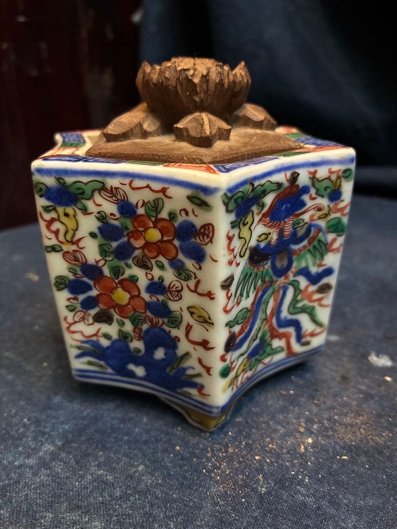 中国美術 香炉 大明萬暦年製 五彩 花と龍と鳳凰 六角香炉