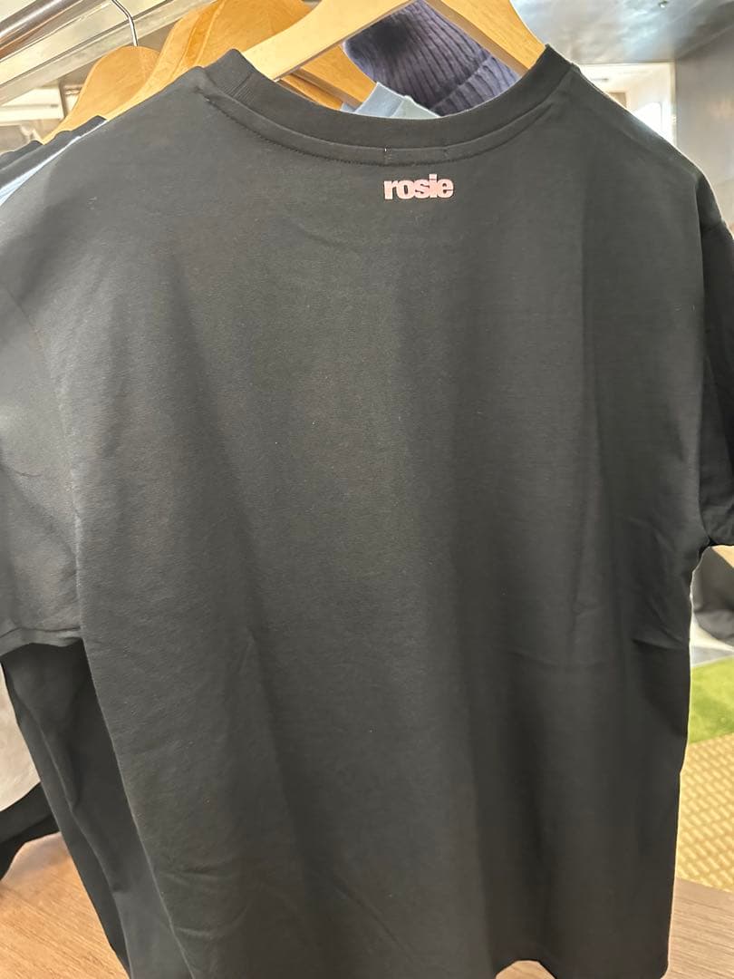 BLACKPINK ロゼ ROSIE ポップアップ ブラック Tシャツ