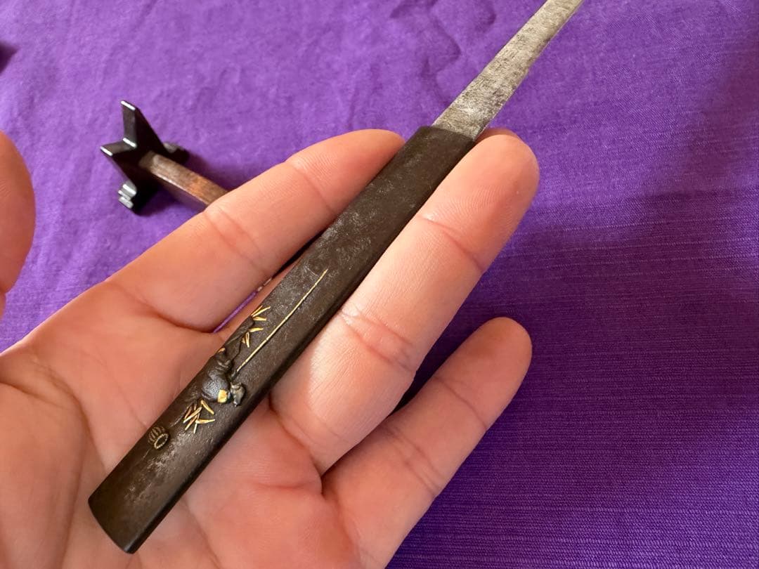 江戸後期　鉄地棒小柄象嵌色絵　太公望図　鞘付珍品（日本刀装具小刀目貫鐔鐔拵笄馬針