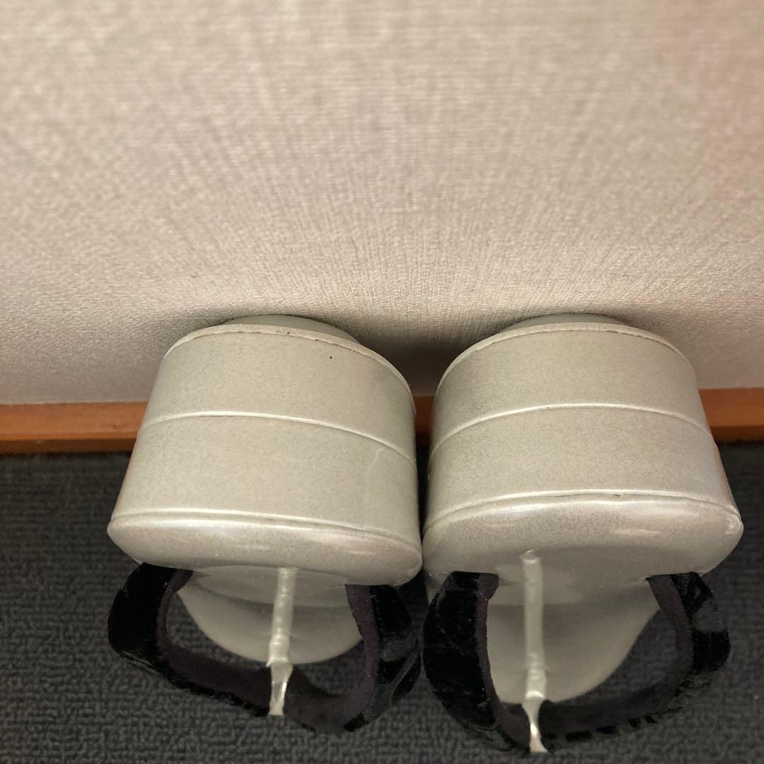 黒の花柄ベルベットバッグとシルバーの草履のセット