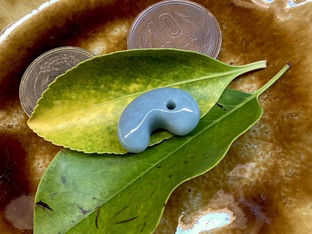 ✳貴重な濃厚結晶群の糸魚川翡翠ジェダイト 勾玉 お身近に本物天然翡翠