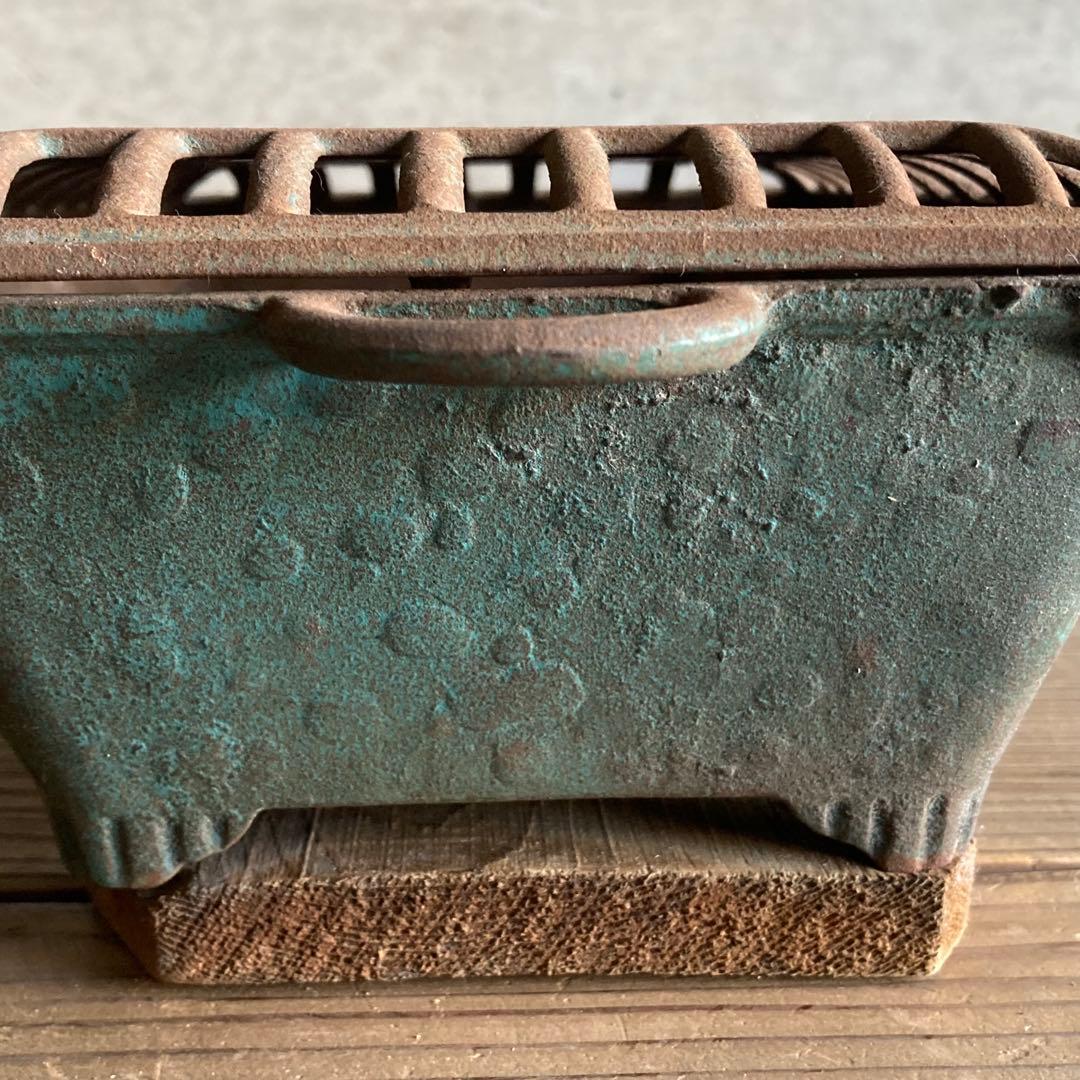 古い火鉢 手炙り 行火 暖房 香炉 蚊取り線香入れ 鉄製 木製台 骨董