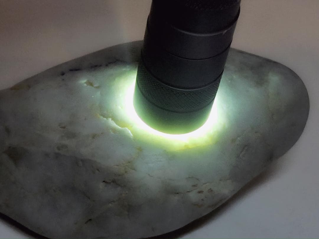 糸魚川106 翡翠 330g ヒスイ 原石 鑑賞石 自然石 誕生石 鉱物 鉱石