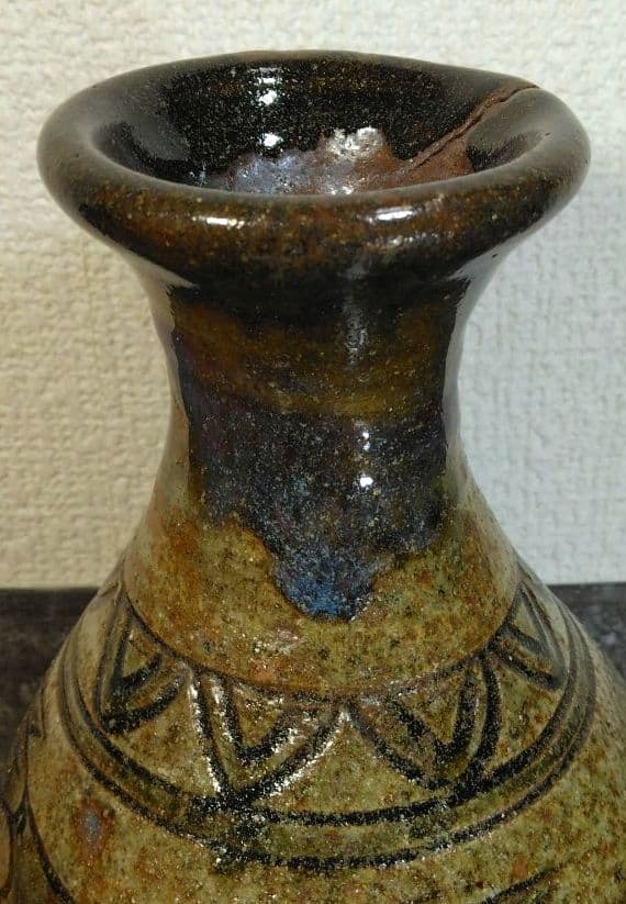 人間国宝 金城次郎 魚紋花瓶 栞 共箱 壷屋焼 やちむん 魚6匹彫文 蓮弁彫文