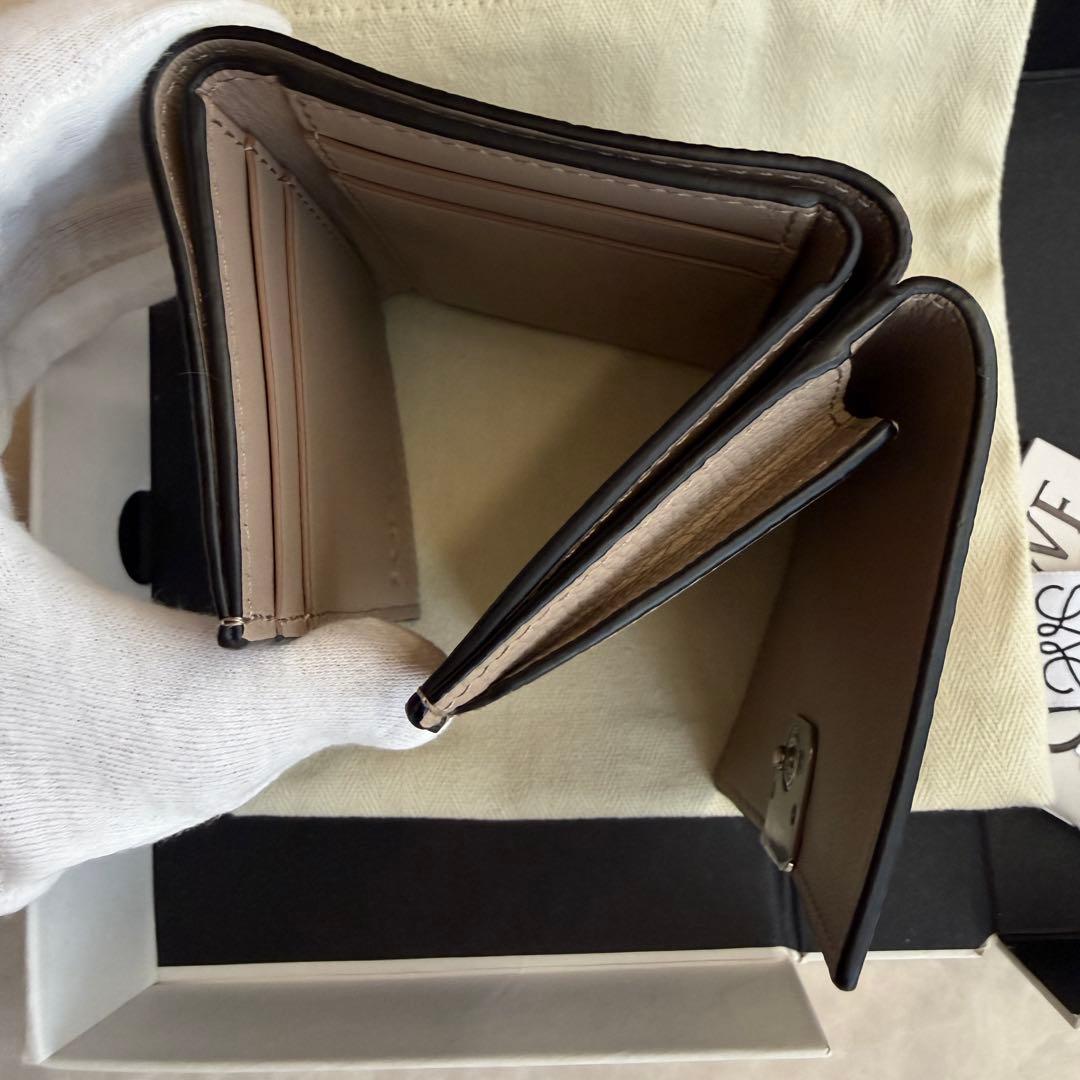 ロエベ アナグラム トライフォールド ウォレット（ペブルグレインカーフ）サンド