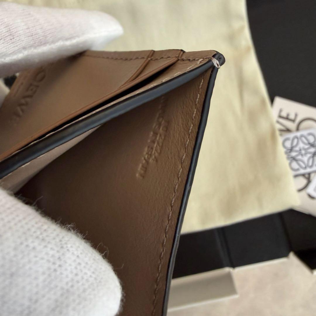 ロエベ アナグラム トライフォールド ウォレット（ペブルグレインカーフ）サンド