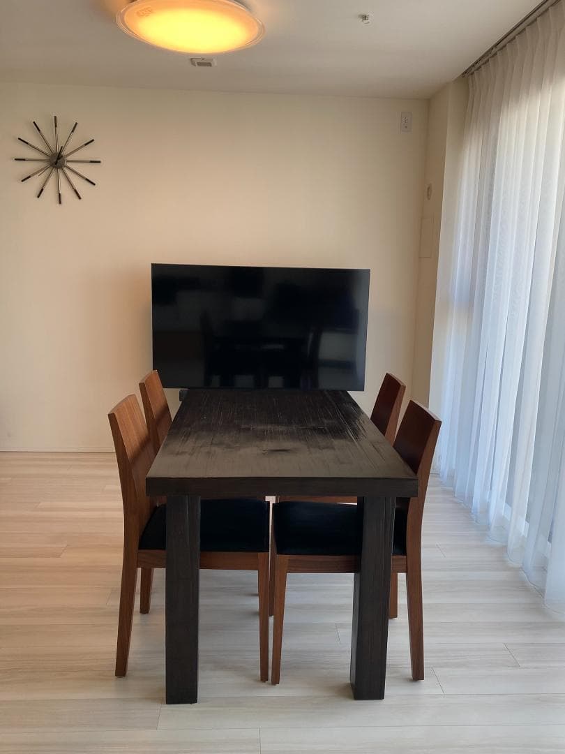 クワイエットアワーズ ダイニングテーブル