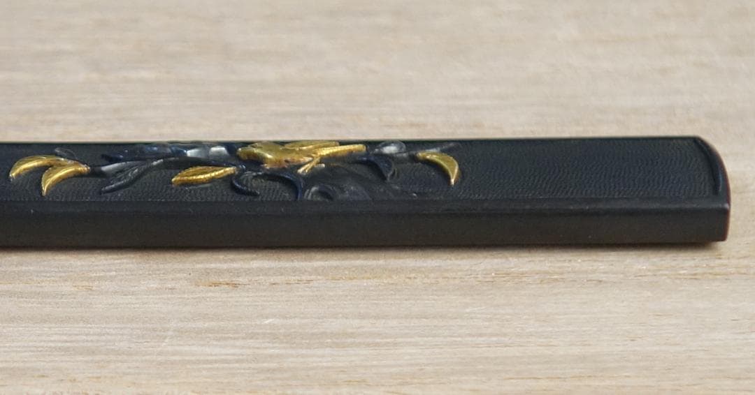 【赤銅魚子地 高肉彫 鍍金 銀象嵌 椿樹小鳥図小柄】 鍔 鐔 小柄 刀装具 骨董