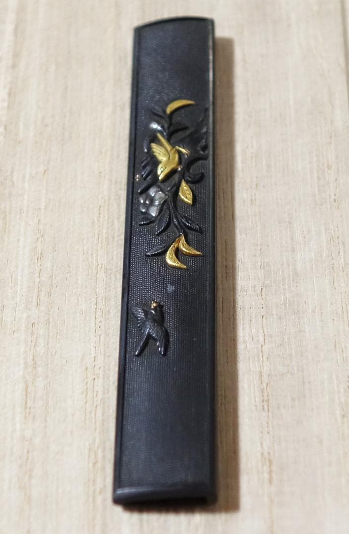 【赤銅魚子地 高肉彫 鍍金 銀象嵌 椿樹小鳥図小柄】 鍔 鐔 小柄 刀装具 骨董