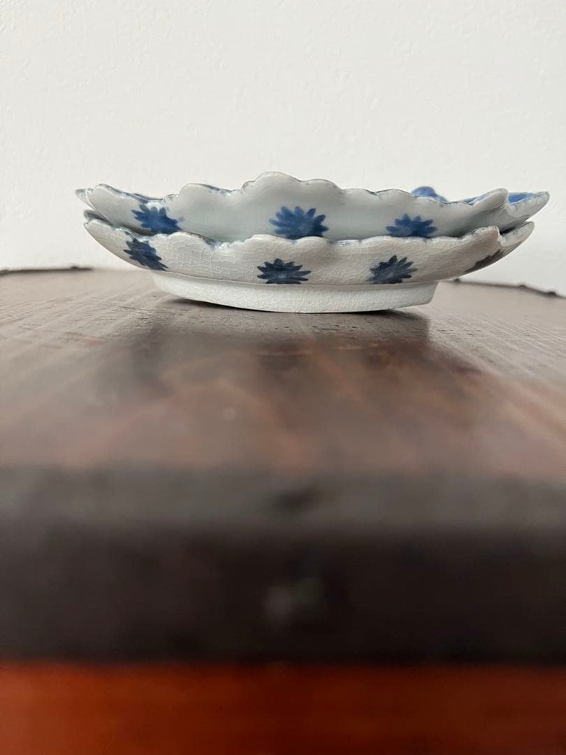 江戸初期中期 藍九谷 古伊万里 染付 花形 変形豆皿 こんにゃく印判 陽刻