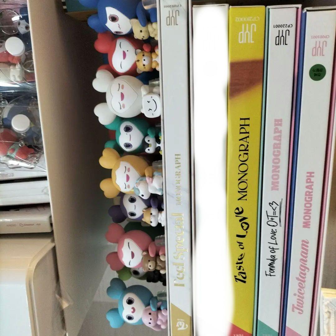 TWICE　まとめ売り　アルバム　アクスタ　ガチャ　缶バッチ　ペンライト　トレカ