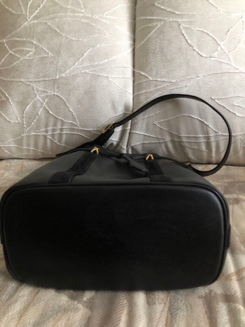 KIMIJIMA 黒いレザーバケットバッグ ゴールド金具付き 縦スエードデザイン