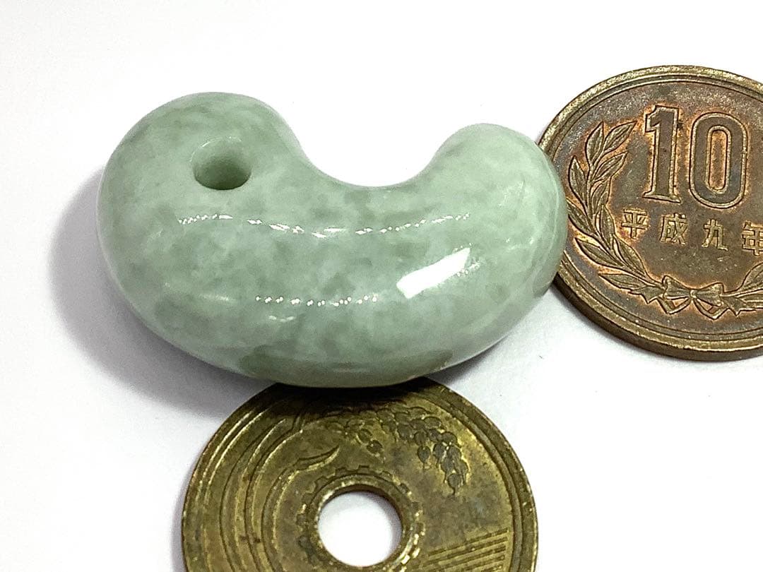 ⭕️天然の産物*氷紋様糸魚川翡翠勾玉‼️ 卸しお値段に自信あり　鑑定鑑別書　極上品質