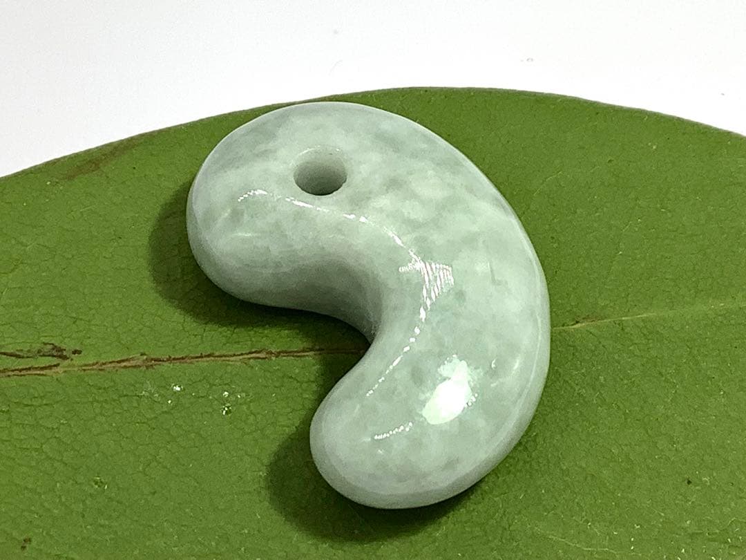 ⭕️天然の産物*氷紋様糸魚川翡翠勾玉‼️ 卸しお値段に自信あり　鑑定鑑別書　極上品質