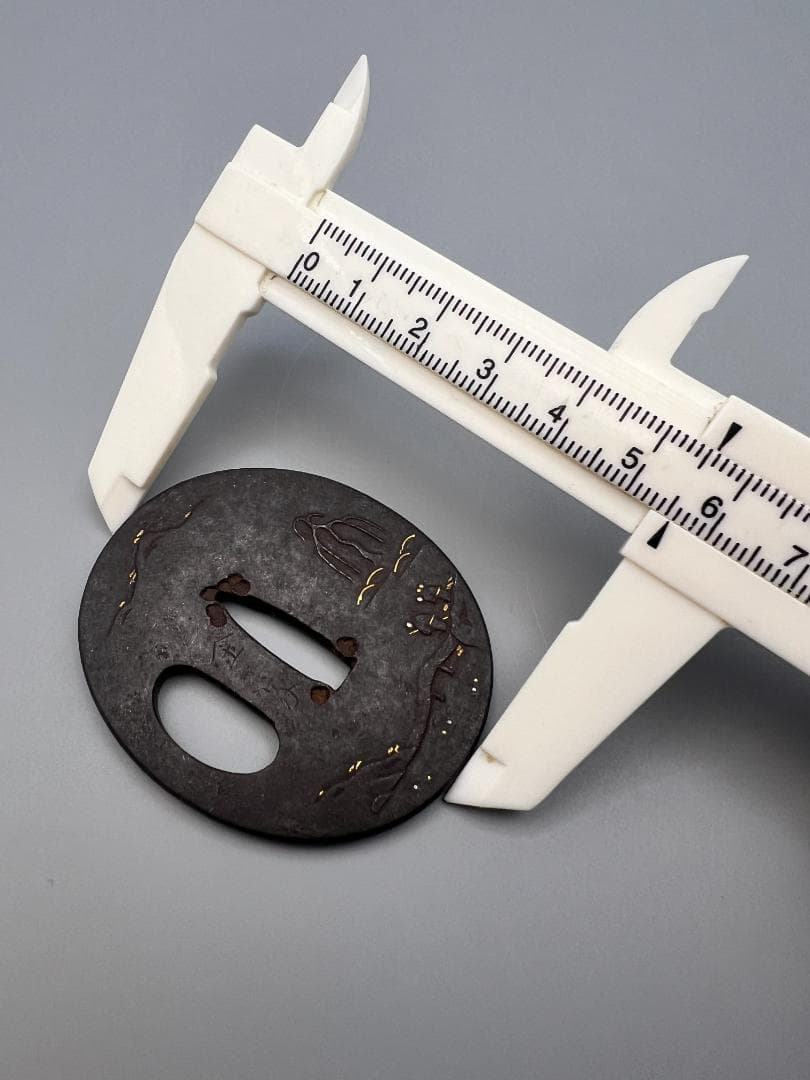 江戸期　小鉄鍔　人物風景図　金銀象嵌　金家在銘　刀装具　重量約52g　専用箱付