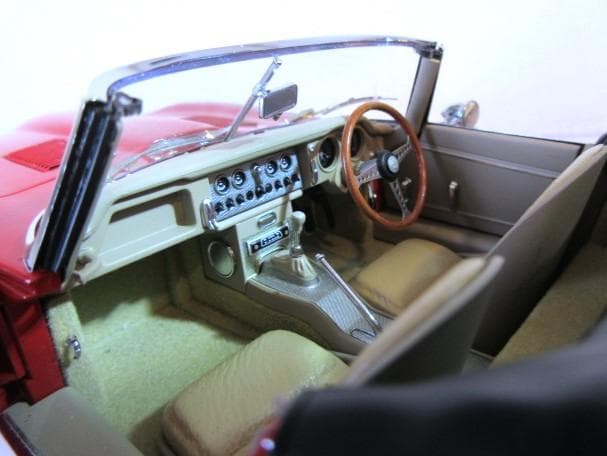 いたりあだいすきさん専用 AUTOart 1/18 ジャガー Eタイプ