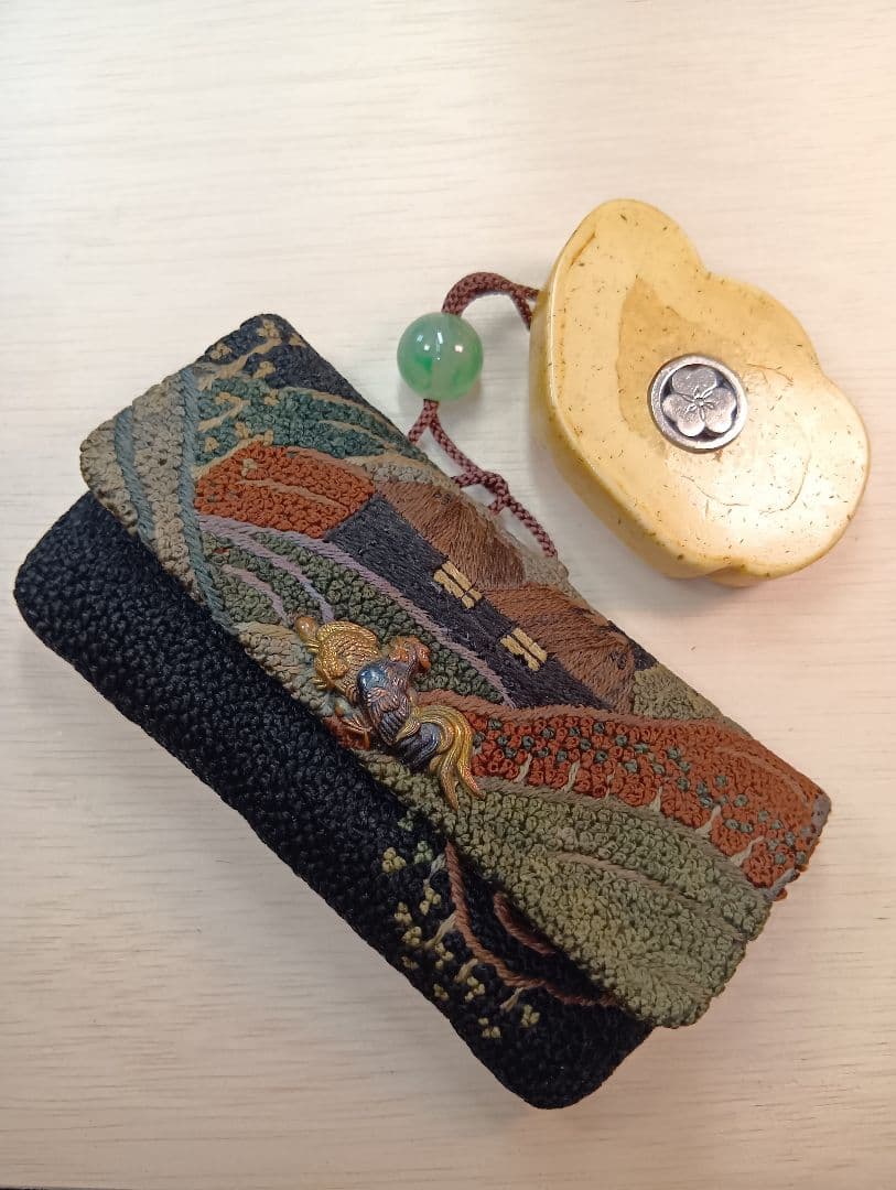 煙草入れ農村図相良刺し夫婦鶏前金具　家紋金工セイウチ牙根付 煙草入れ農村図相良刺し夫婦鶏前金具 家紋金工セイウチ牙根付 波 煙草